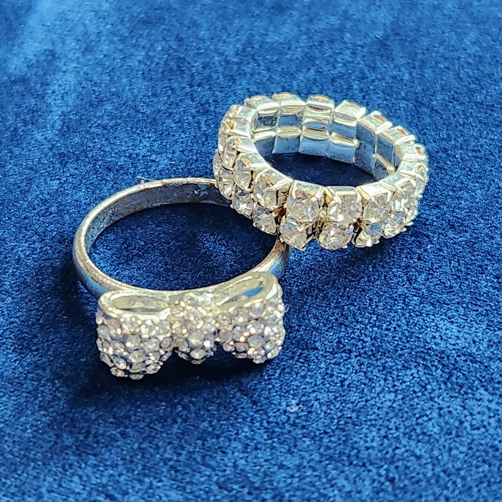 Vintage 90s Rhinestone Encrusted Bow and Elastic Ring Silver Ring Set